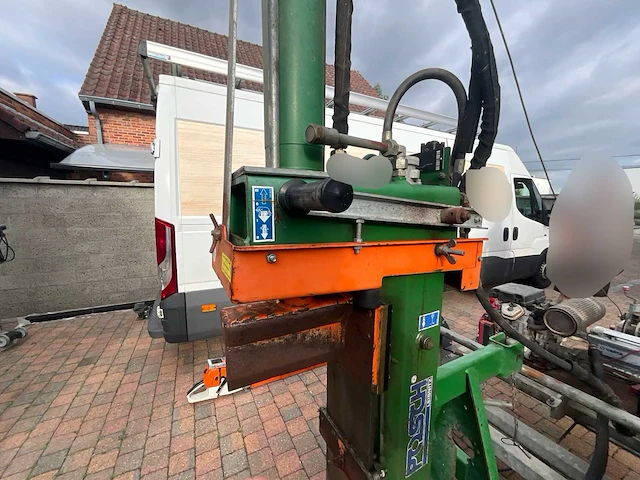Posch hydro-combi 15 houtklover op aanhangwagen met honda 20 pk v-twin benzinemotor - afbeelding 7 van  23