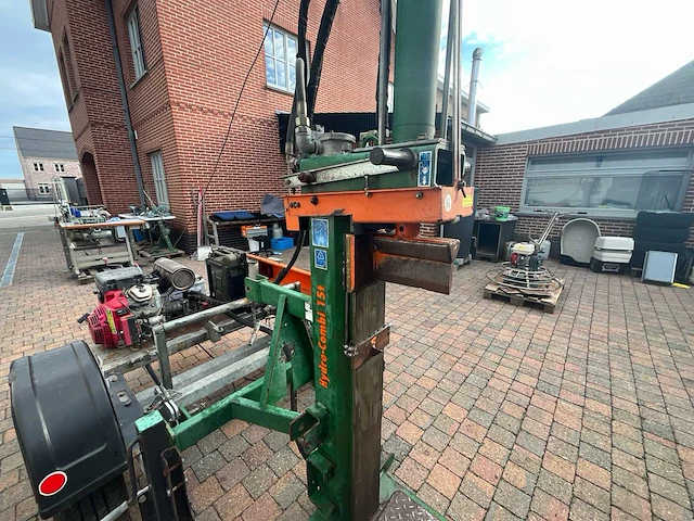 Posch hydro-combi 15 houtklover op aanhangwagen met honda 20 pk v-twin benzinemotor - afbeelding 11 van  23