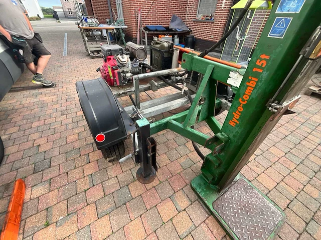 Posch hydro-combi 15 houtklover op aanhangwagen met honda 20 pk v-twin benzinemotor - afbeelding 14 van  23