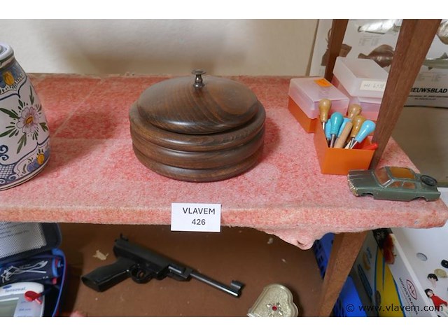 Pot met deksel in hout - afbeelding 1 van  1