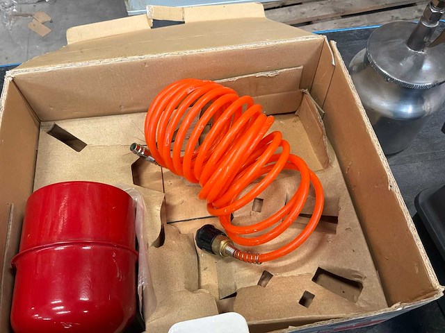 Powerplus pow 548 luchtcompressor met toebehoren - afbeelding 9 van  11