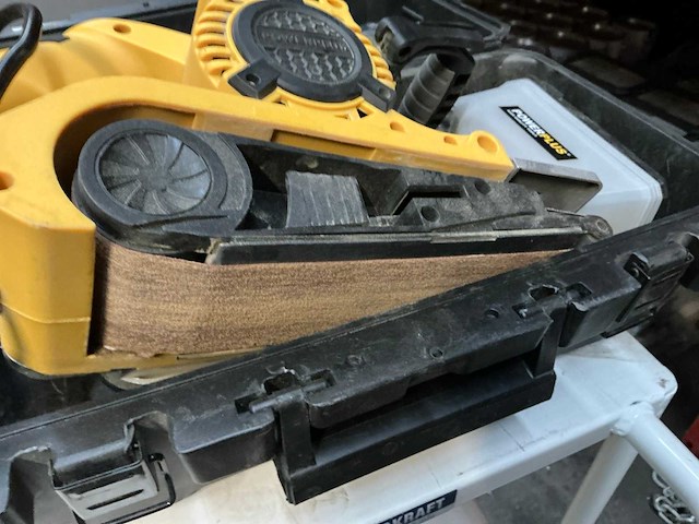 Powerplus schuurmachine - afbeelding 2 van  3