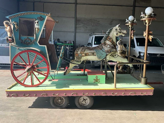 Praalkoets op aanhangwagen - afbeelding 23 van  46
