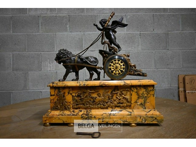 Prachtige antieke klok op marmeren voet - afbeelding 1 van  8