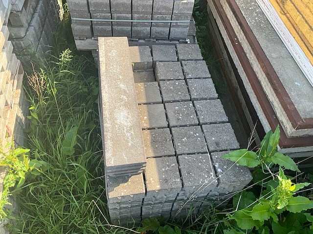 Prachtige parkeerplaats bestrating - afbeelding 30 van  48