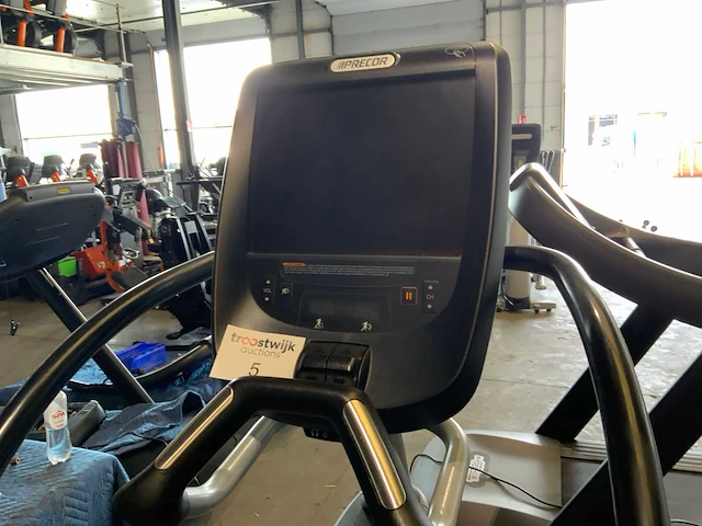 Precor 885 p82 efx crossramp crosstrainer - afbeelding 2 van  5