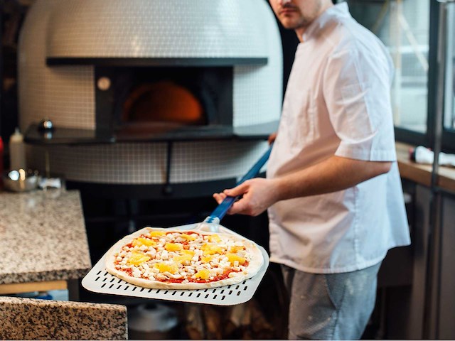 Premium rechthoekige pizza peel - azzurra - aluminium - 330x330mm - geperforeerd - 60cm handvat - afbeelding 1 van  7