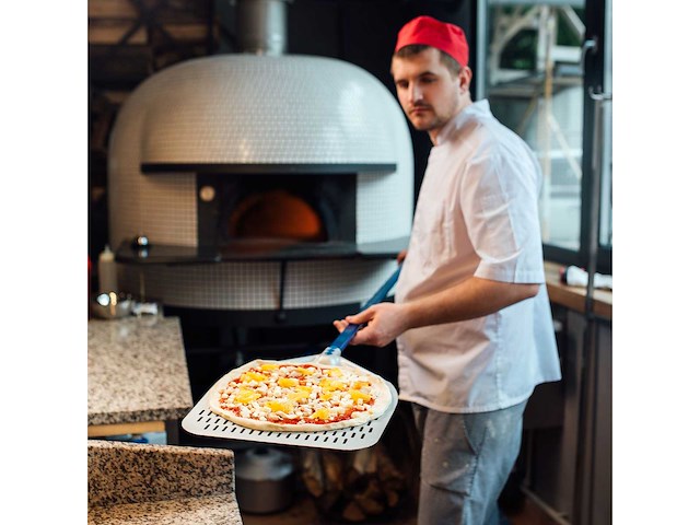 Premium rechthoekige pizza peel - azzurra - aluminium - 330x330mm - geperforeerd - 60cm handvat - afbeelding 2 van  7