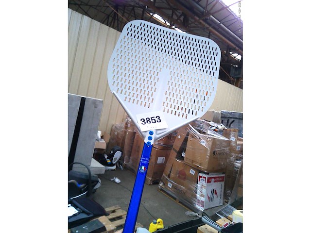 Premium rechthoekige pizza peel - azzurra - aluminium - 330x330mm - geperforeerd - 60cm handvat - afbeelding 7 van  7