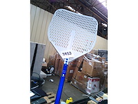 Premium rechthoekige pizza peel - azzurra - aluminium - 330x330mm - geperforeerd - 60cm handvat - afbeelding 7 van  7