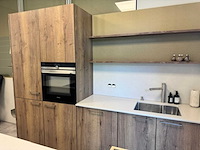 Premium schüller designkeuken met kookeiland, silestone werkblad en siemens-inbouwtoestellen - afbeelding 1 van  14