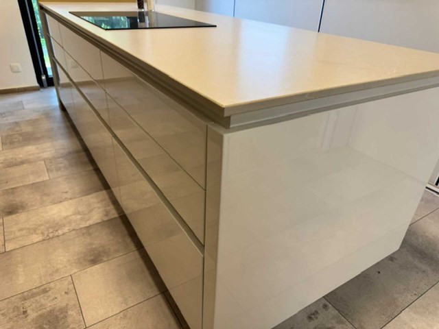 Premium schüller designkeuken met kookeiland, silestone werkblad en siemens-inbouwtoestellen - afbeelding 4 van  14