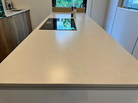 Premium schüller designkeuken met kookeiland, silestone werkblad en siemens-inbouwtoestellen - afbeelding 5 van  14