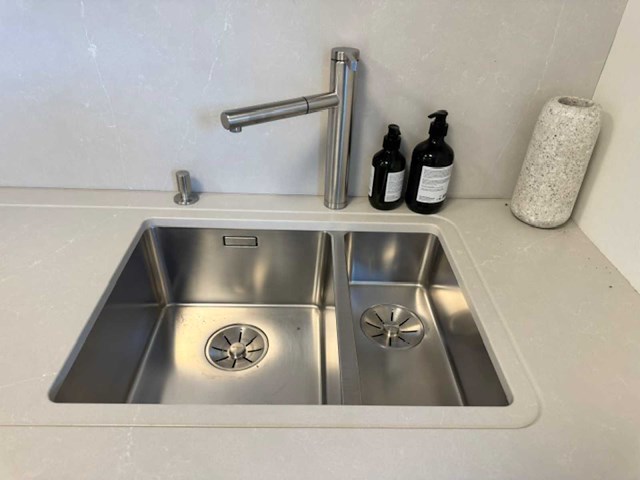Premium schüller designkeuken met kookeiland, silestone werkblad en siemens-inbouwtoestellen - afbeelding 5 van  14