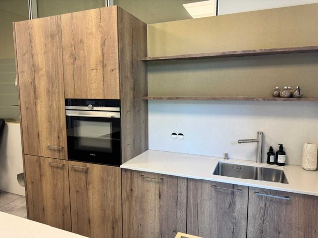 Premium schüller designkeuken met kookeiland, silestone werkblad en siemens-inbouwtoestellen - afbeelding 1 van  14