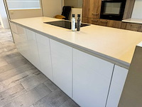 Premium schüller designkeuken met kookeiland, silestone werkblad en siemens-inbouwtoestellen - afbeelding 7 van  14