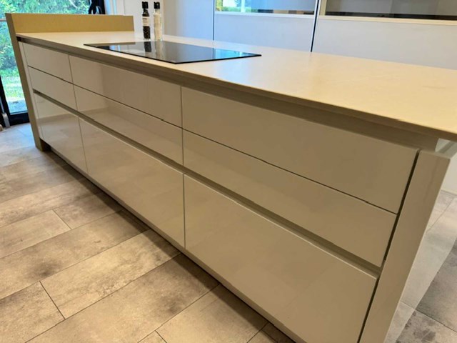 Premium schüller designkeuken met kookeiland, silestone werkblad en siemens-inbouwtoestellen - afbeelding 8 van  14