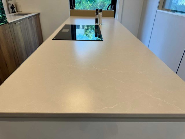 Premium schüller designkeuken met kookeiland, silestone werkblad en siemens-inbouwtoestellen - afbeelding 10 van  14