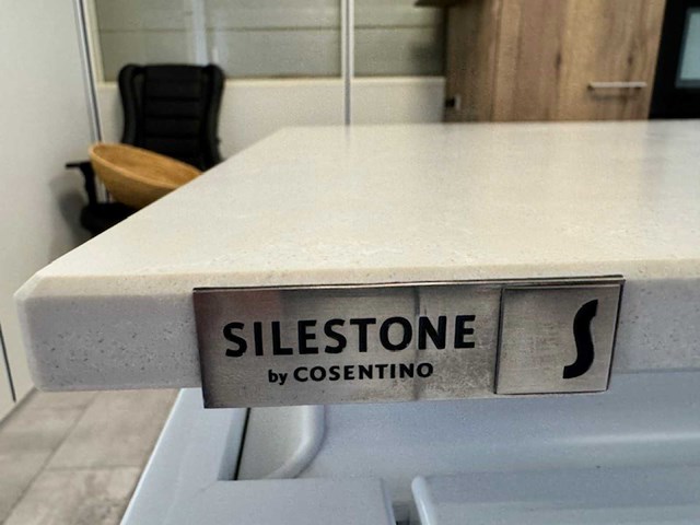 Premium schüller designkeuken met kookeiland, silestone werkblad en siemens-inbouwtoestellen - afbeelding 11 van  14