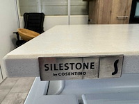 Premium schüller designkeuken met kookeiland, silestone werkblad en siemens-inbouwtoestellen - afbeelding 11 van  14