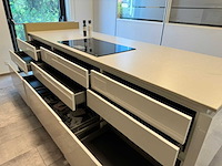 Premium schüller designkeuken met kookeiland, silestone werkblad en siemens-inbouwtoestellen - afbeelding 12 van  14