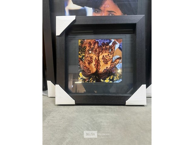 Prentkunst hand met bloemen - afbeelding 1 van  2