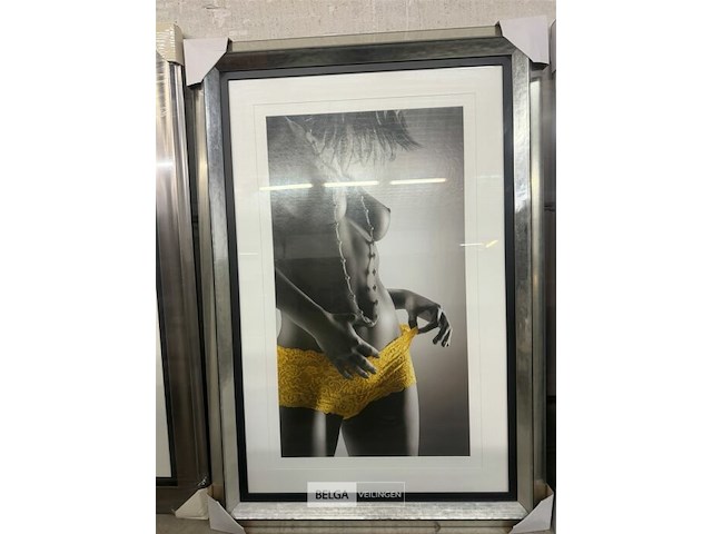 Prentkunst yellow hotpants - afbeelding 1 van  1