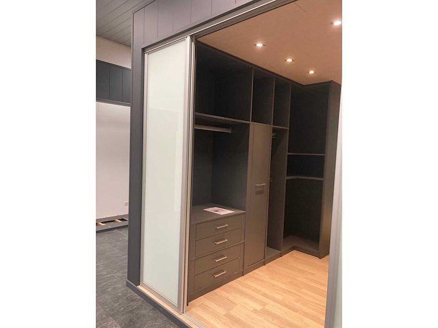 Presentatie blok mat alle inhoud (dressigs en schuifdeuren) - afbeelding 19 van  51