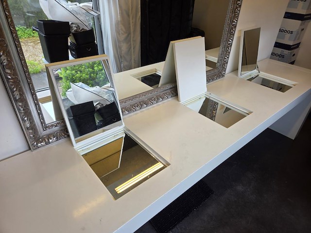 Presentatie tafel met spiegels - afbeelding 3 van  7