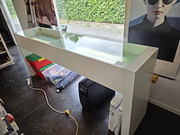 Presentatie toonbank met verlichting
