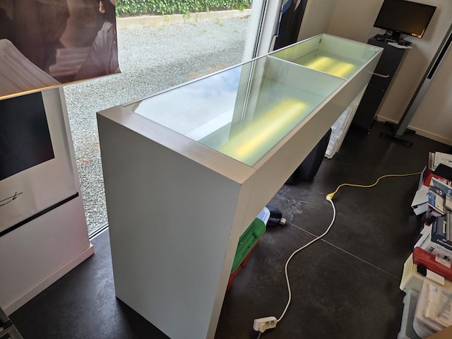 Presentatie toonbank met verlichting - afbeelding 2 van  8