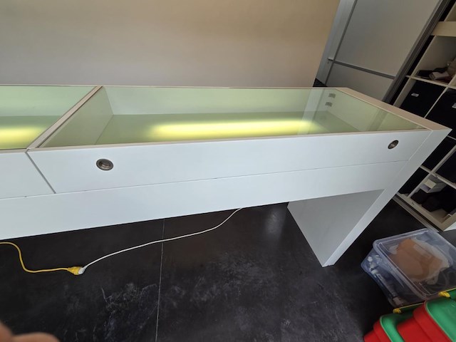 Presentatie toonbank met verlichting - afbeelding 4 van  8