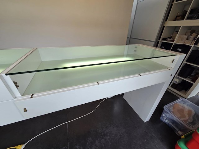 Presentatie toonbank met verlichting - afbeelding 5 van  8