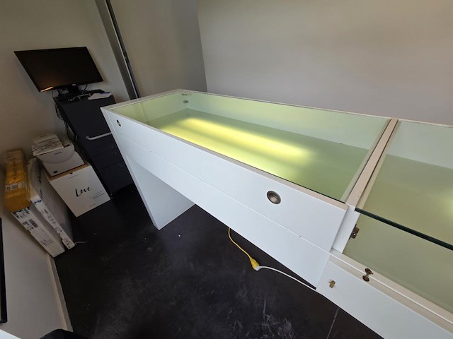 Presentatie toonbank met verlichting - afbeelding 6 van  8