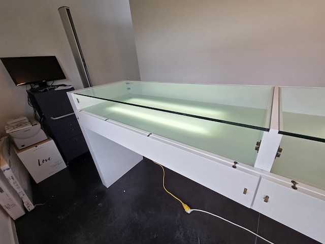 Presentatie toonbank met verlichting - afbeelding 7 van  8