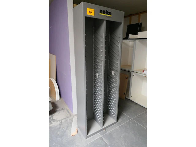 Presentatiekast + metalen tafel met glazen blad - afbeelding 1 van  4