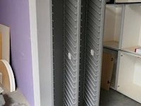 Presentatiekast + metalen tafel met glazen blad