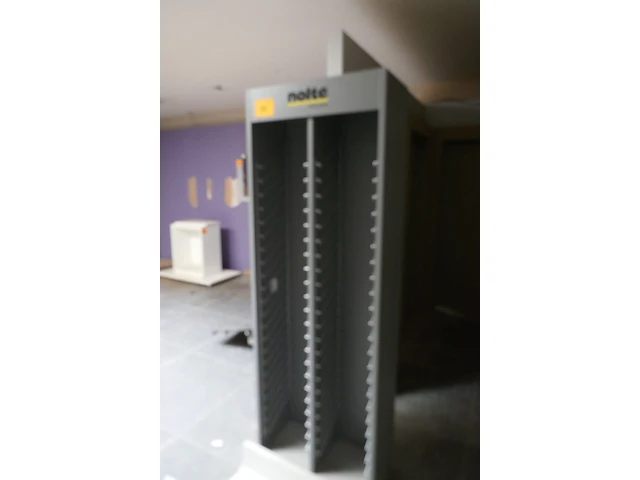 Presentatiekast + metalen tafel met glazen blad - afbeelding 2 van  4