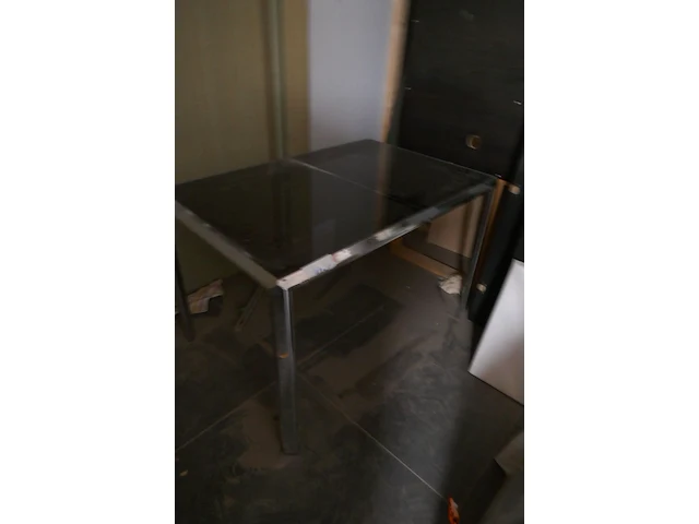 Presentatiekast + metalen tafel met glazen blad - afbeelding 3 van  4