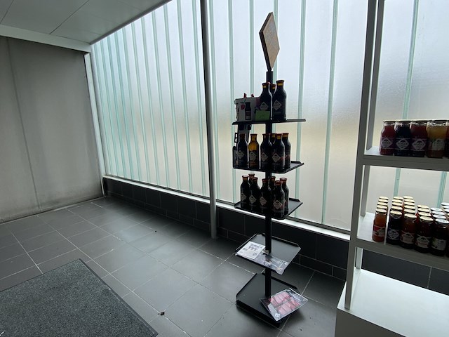 Presentatiemeubel met inhoud - afbeelding 2 van  3
