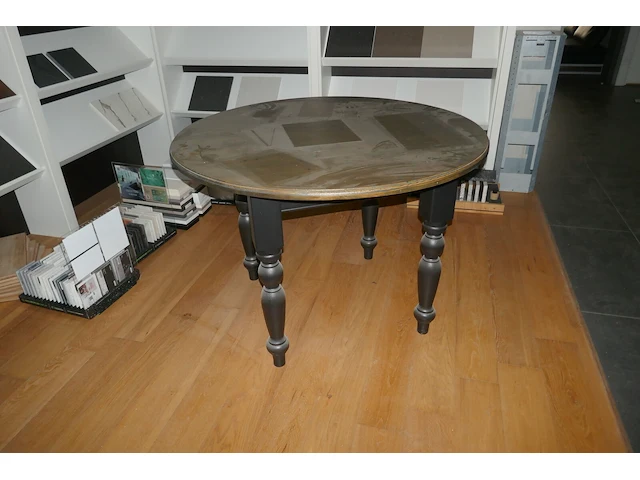 Presentatietorens met stalen + vintage ronde tafel - afbeelding 2 van  4