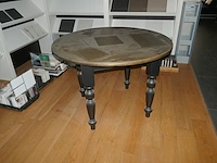 Presentatietorens met stalen + vintage ronde tafel - afbeelding 2 van  4