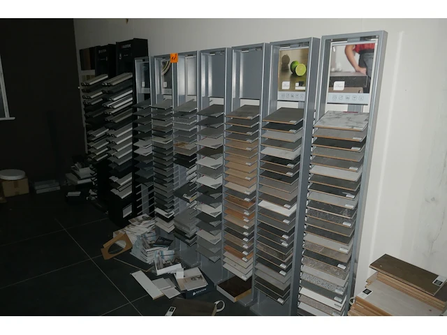 Presentatietorens met stalen + vintage ronde tafel - afbeelding 3 van  4
