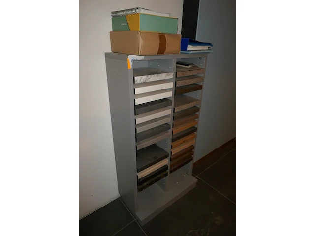 Presentatietorens met stalen + vintage ronde tafel - afbeelding 4 van  4