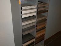 Presentatietorens met stalen + vintage ronde tafel - afbeelding 4 van  4