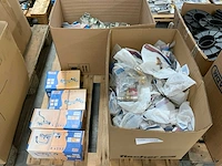 Press-alu partij installatiemateriaal en kranen