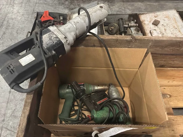Pressmachine, slagmoersleutel en heteluchtpistool - afbeelding 1 van  5