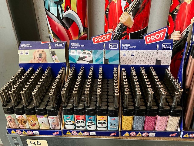 Prof diverse aanstekers in display + 3x asbak - afbeelding 2 van  6