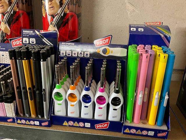 Prof diverse aanstekers in display + 3x asbak - afbeelding 4 van  6