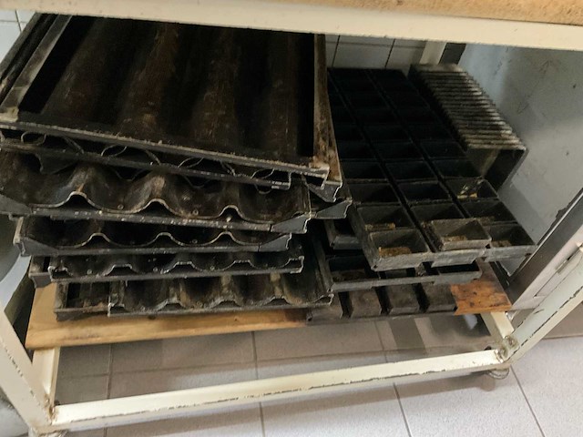 Professionele broodvormmachine / opmaker voor stokbrood en frans brood – inclusief platen - afbeelding 3 van  4